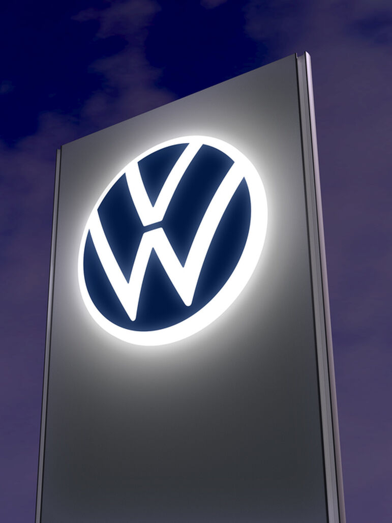volkswagen-service-pylon-pylon-night-jpg-16-9-download.jpeg
