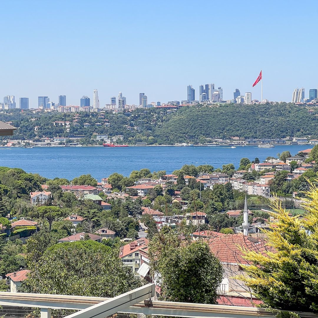 engelkoy-sultan-makami-satilik-bahce-dubleksi-muhtesem-bogaz-manzarali-bahce-dubleksi-yeni-sahibini-bekliyor-807-m2-kapali-alana-sahip-135-m2-salon-5-adet-banyolu-yatak-odasi-4-adet-calisma-odasi-2-ad-1.jpg