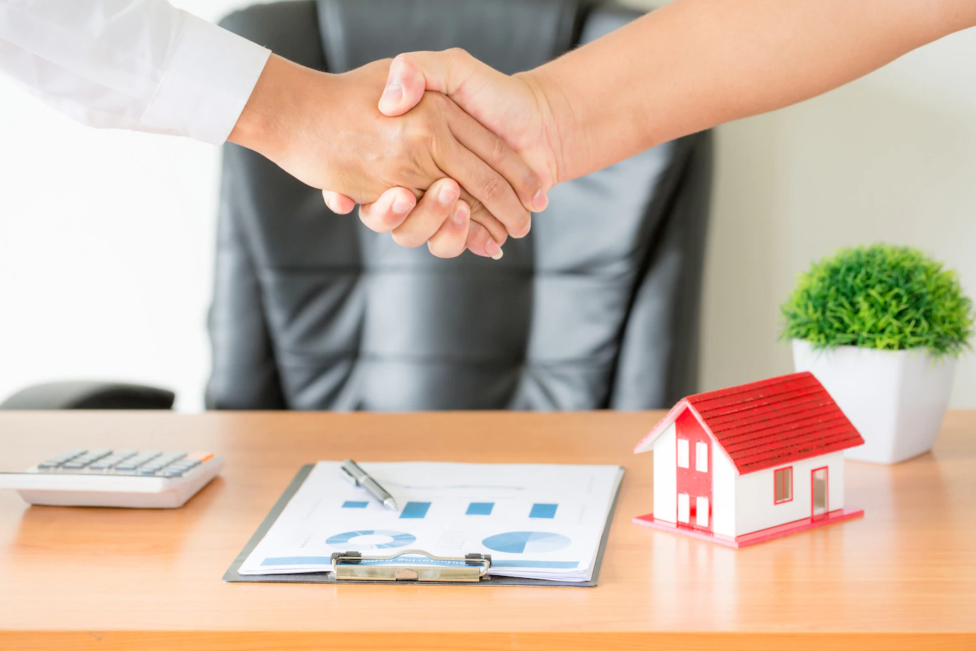 hands-agent-client-shaking-hands-after-signed-contract-buy-new-apartment-1150-14835-001.webp
