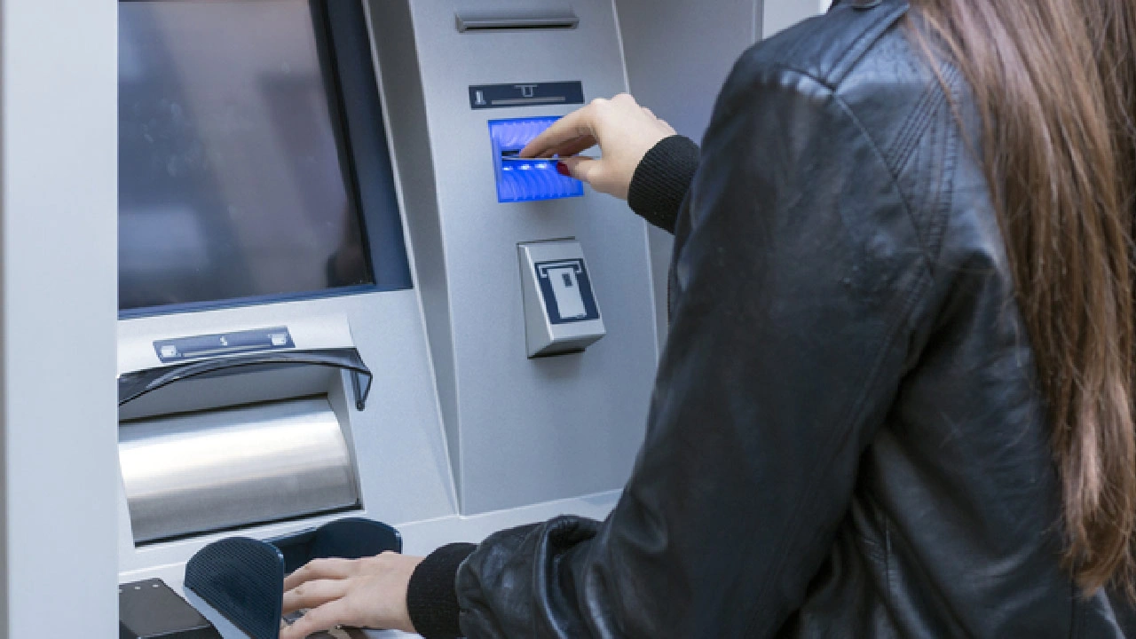 atmlerde-para-cekme-limiti-tamamen-degisiyor-bankalarda-yeni-donem-dznj.webp