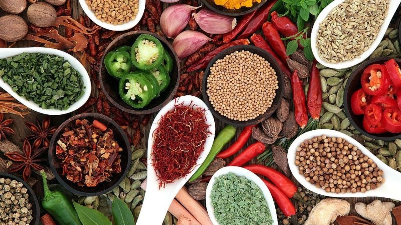 baharatli-yiyeceklerin-faydalari-ve-zararlari-dengeli-tuketim-onemli.webp