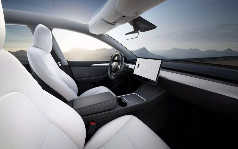 tesla-model-y-kokpit-2yna.webp