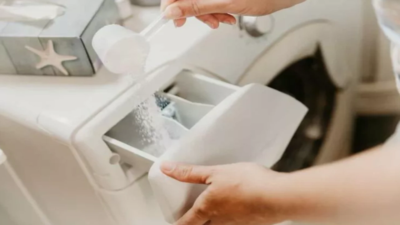 camasir-makinesine-1-kasik-ekleyin-her-yikamada-faturadan-50-tl-dusuruyor-elektrik-faturasi-dusurme-yontemleri-neler-hangi-diliminde-makineler-calistirilmali-3yab.webp