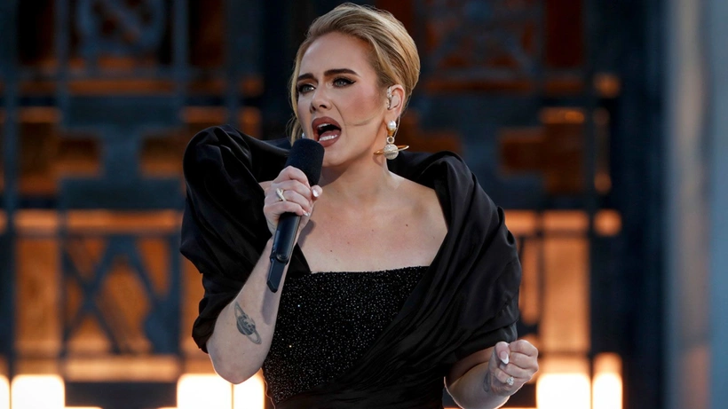 unlu-sarkici-adele-artik-kismen-sagir-ftmb.webp