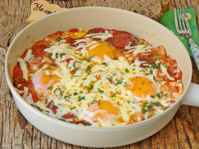 domatesli-sucuklu-yumurta-resimli-yemek-tarifi11.jpg