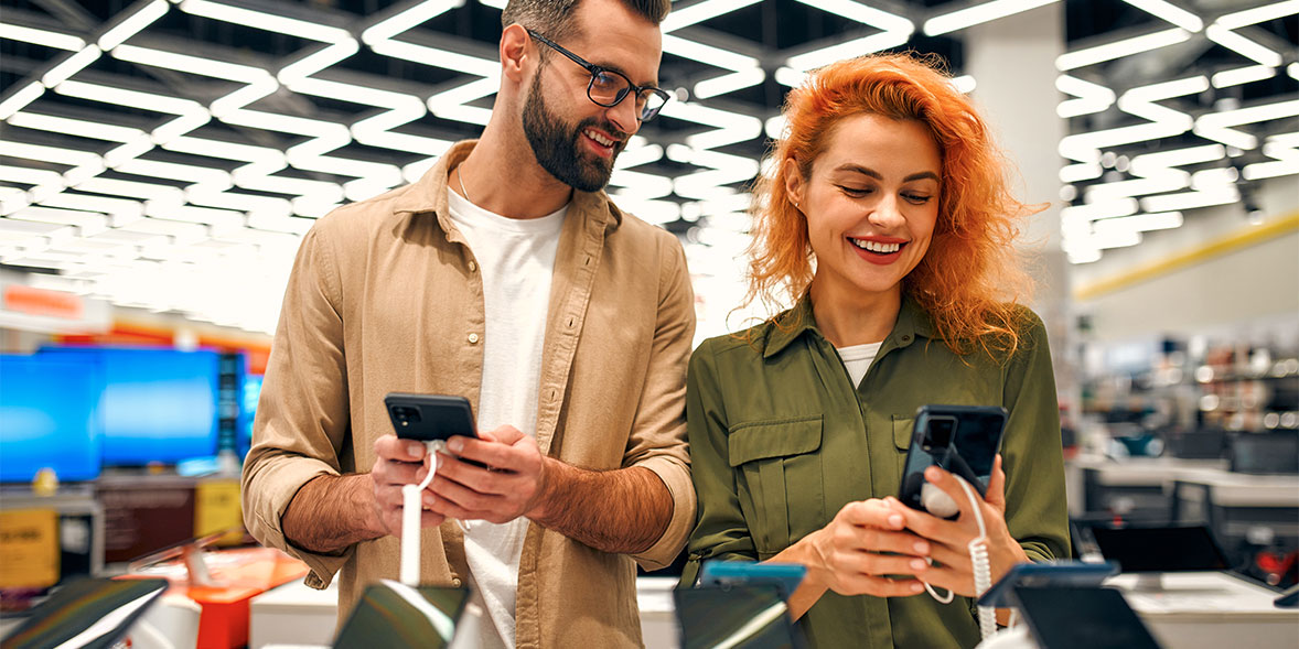 8fb44a70da70-shopping-smartphones-in-store.jpg