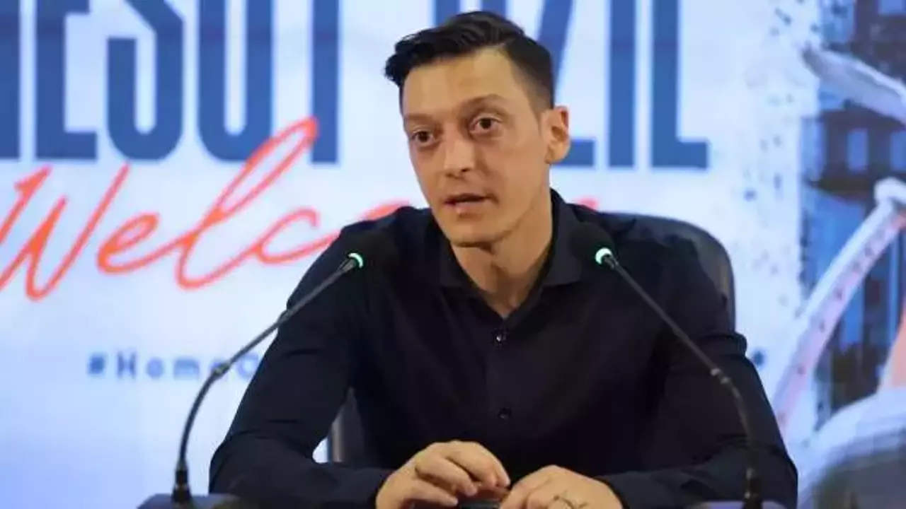 messi-mi-ronaldo-mu-sorusuna-mesut-ozilden-gururlandiran-yanit-1728764222-8264.webp