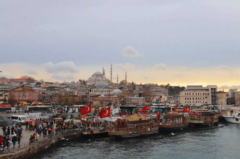 eminonu-square.webp