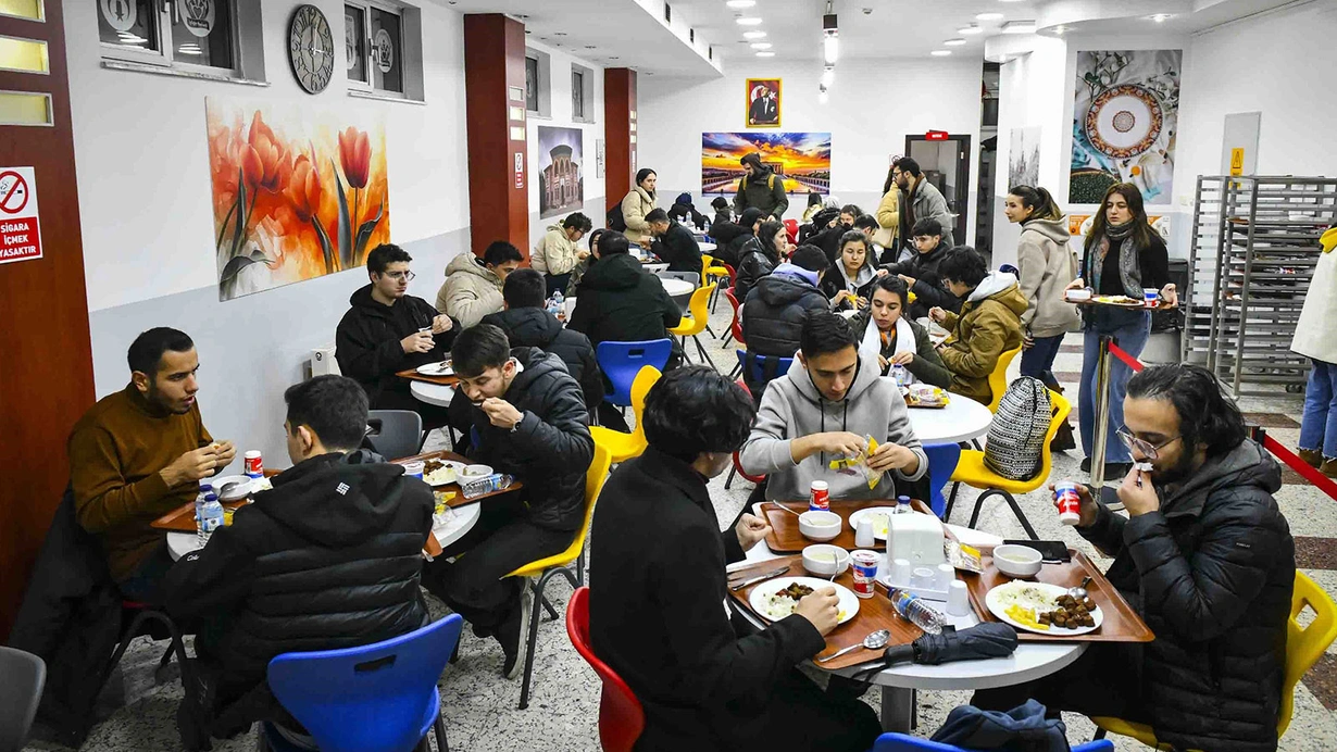 ankara-buyuksehir-belediyesinden-ogrencilere-sicak-yemek-destegi-genclik-sofrasi-zps7.webp