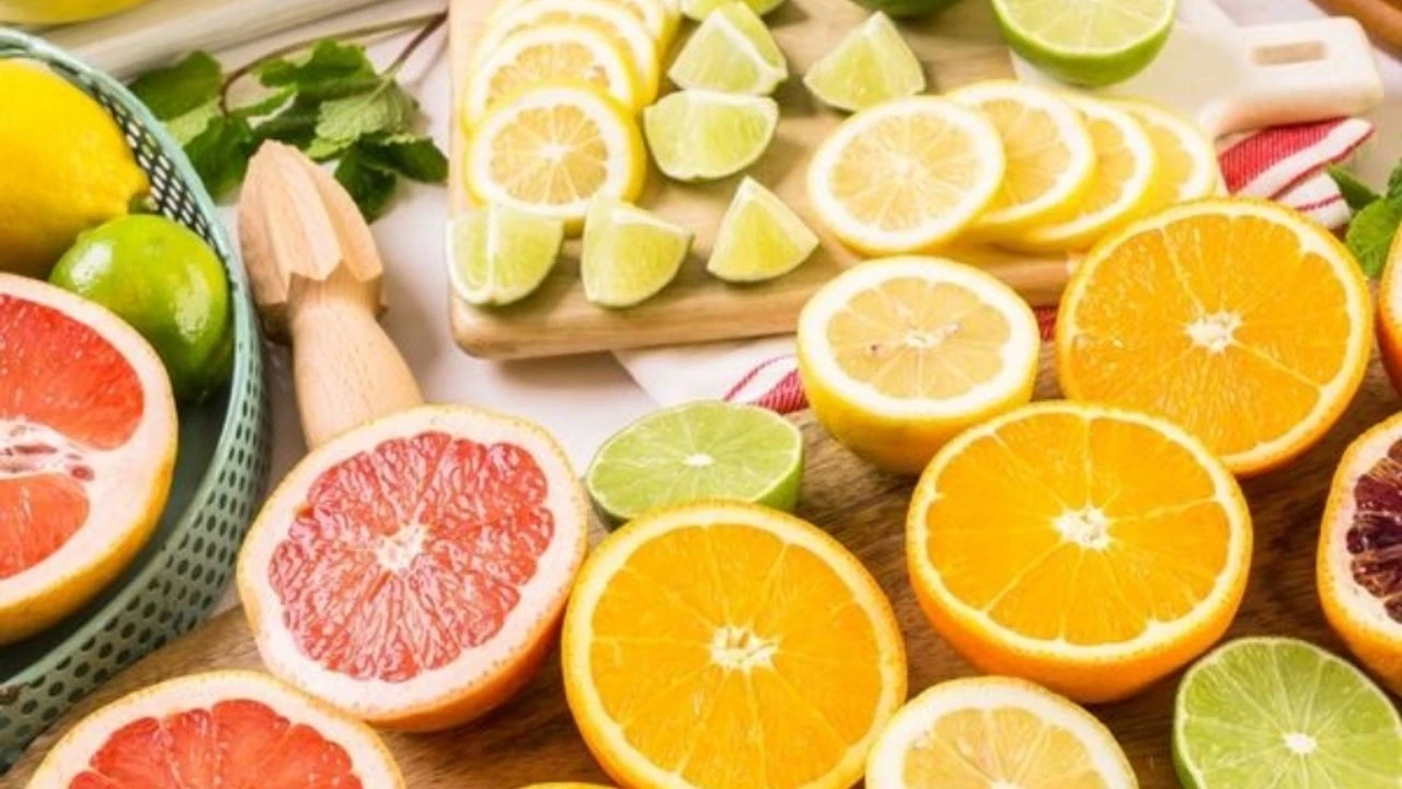 kis-meyveleri-bagisiklik-c-vitamini-grip-dogal-besinler-saglikli-yasam-nar-portakal-kivi-elma-2-gripten-koruyan-bitki-caylari-nelerdir-gripten-korunmak-ve-bagisiklik-sistemini-guclendir.webp