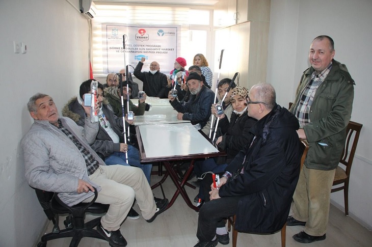 kocaelide-gorme-engelli-uyelere-beyaz-baston-ve-konusan-saat-hediyesi.jpg