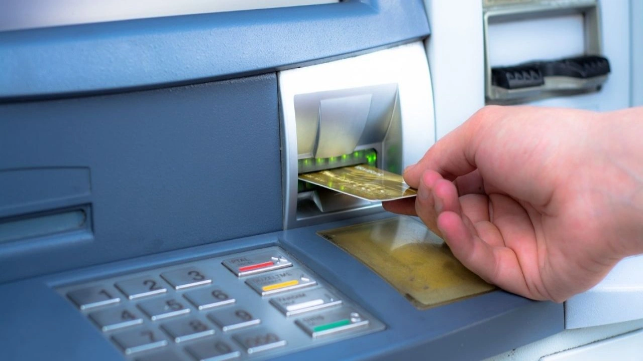 atmden-para-cekme-ve-yatirma-limiti-degisti-nakit-cekim-islemlerine-sinirlama-getirildi-ribv.webp