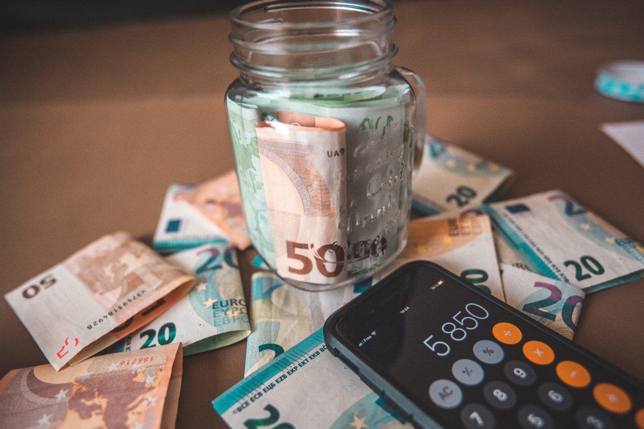 money-savings-in-a-jar-2022-11-10-0-zn9i.jpg