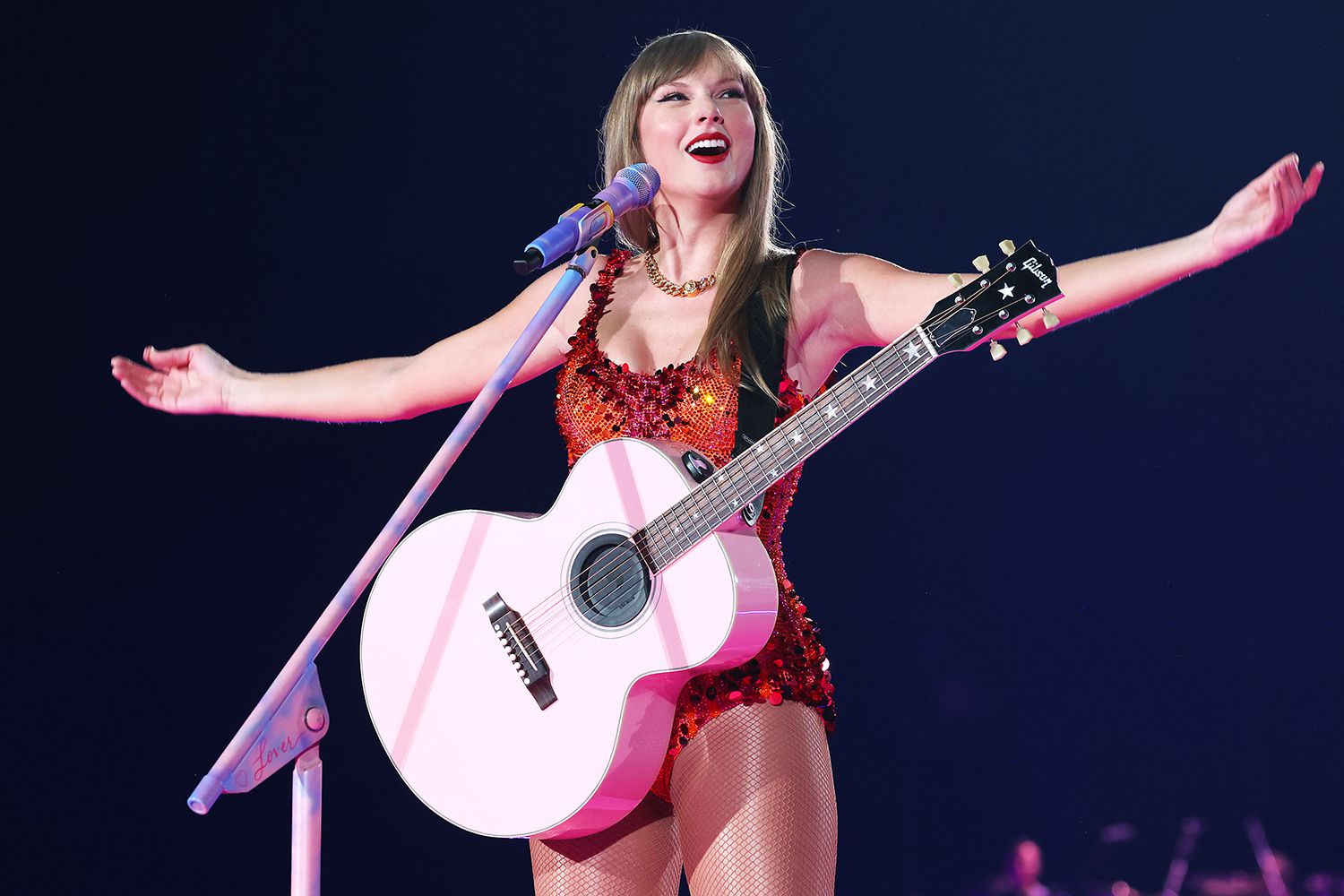 taylor-swift-final-eras-tour-120624-1-18cdf9db48af42328eb69a180bb793a2.jpg