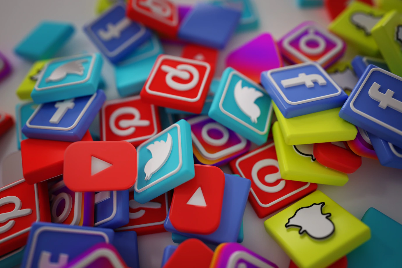 pile-3d-popular-social-media-logos-1379-881.webp