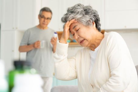 elderly-woman-with-headache.jpg