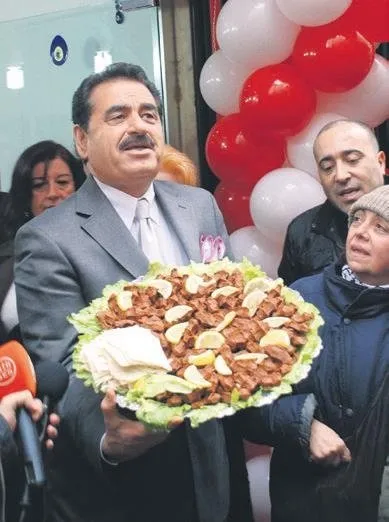 0x0-lahmacun-ve-cig-kofte-restoranlariyla-dunyaya-acilacagini-duyuran-ibrahim-tatlises-nusret-ve-czn-buraki-topa-t-1648751742020.webp