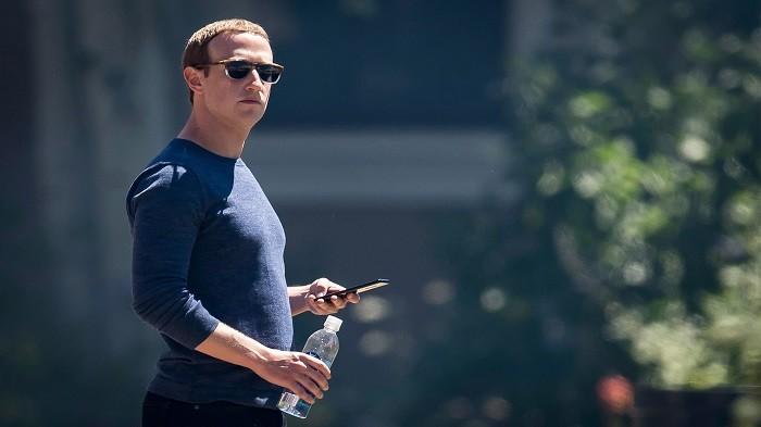 ceo-facebook-mark-zuckerberg-terangkan-kepana-lebih-suka-pakai-smartphone-samsung-dari-pada-iphone-master-917635400.jpg