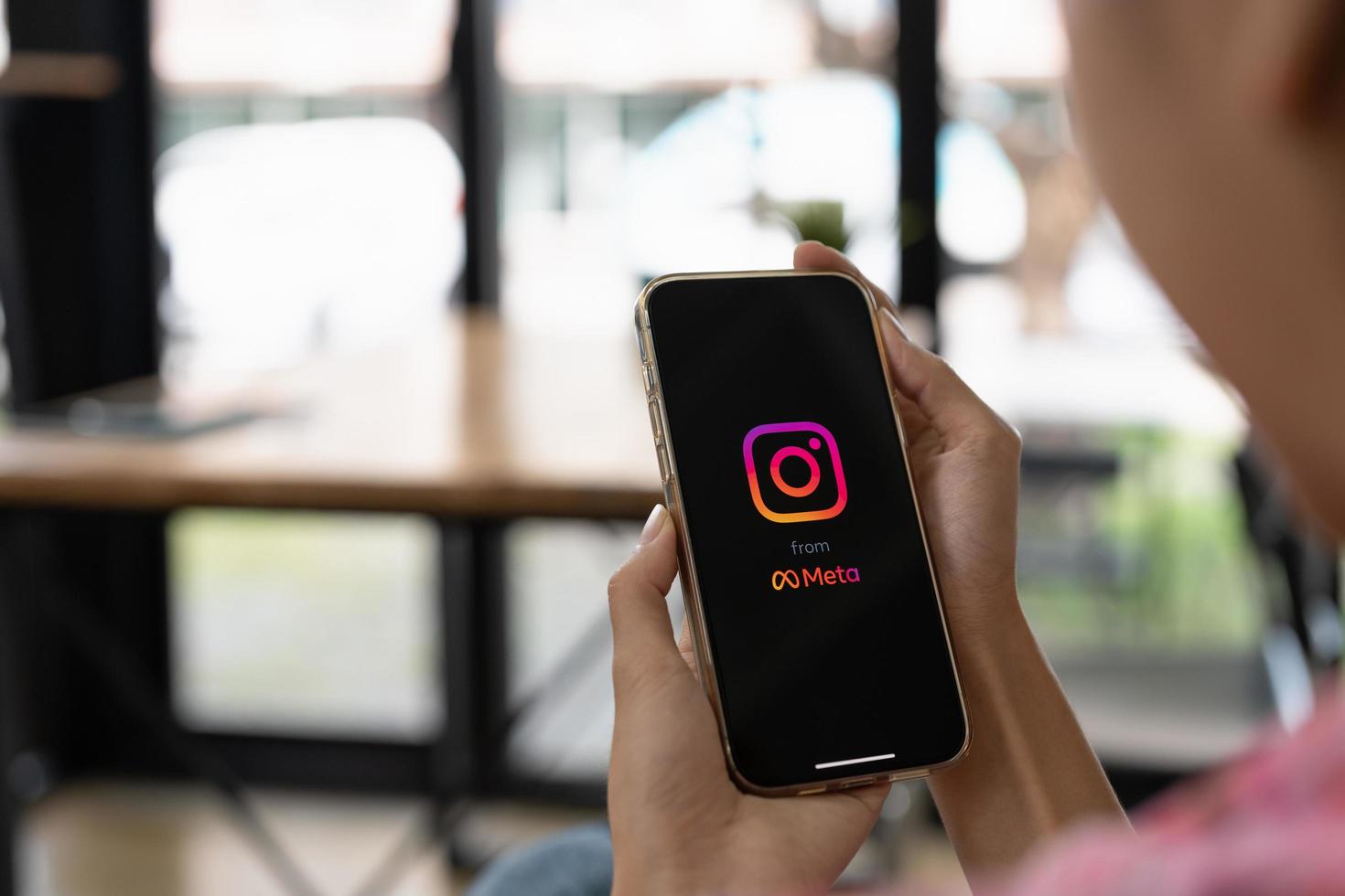 8572484-femme-tenant-un-iphone-13-pro-max-avec-l-application-instagram-sur-l-ecran-instagram-est-un-service-de-reseau-social-en-ligne-populaire-gratuit-photo.jpg