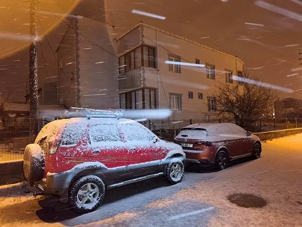 0x0-son-dakika-istanbulda-kar-yagisi-basladi-o-ilcelere-daha-fazla-yagacak-19-il-icin-sari-kodlu-alarm-1738734496469.webp