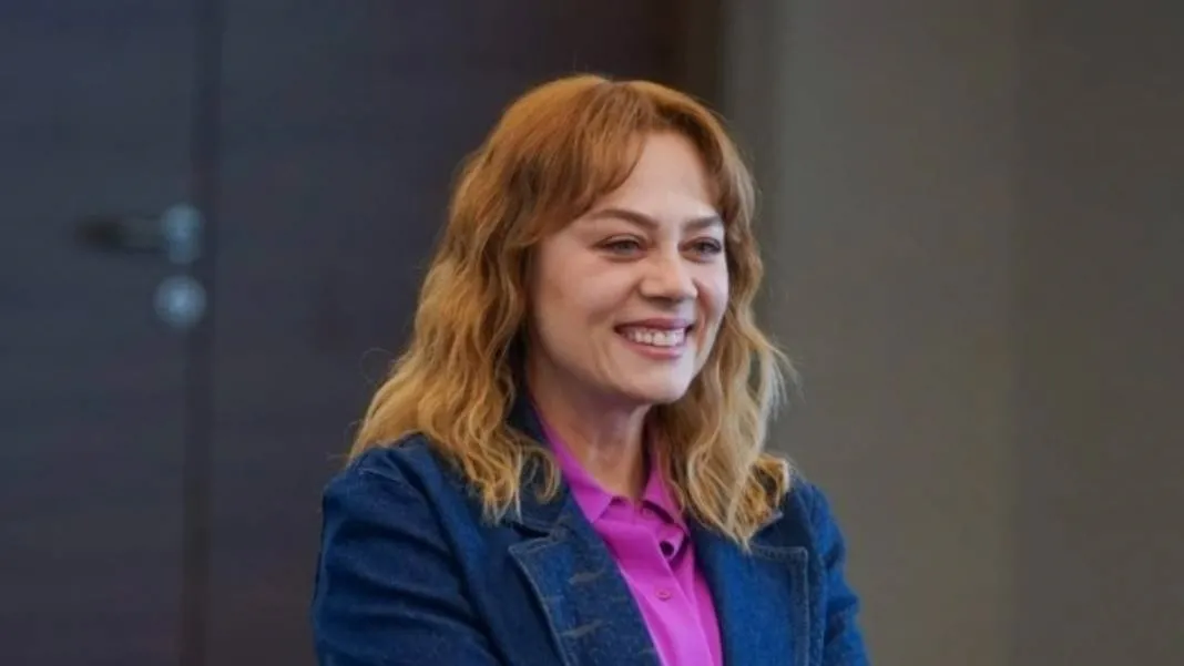 0x0-demet-evgarin-esi-bakin-kimmis-sen-ben-mavi-diyerek-paylasti-1728649942656.webp