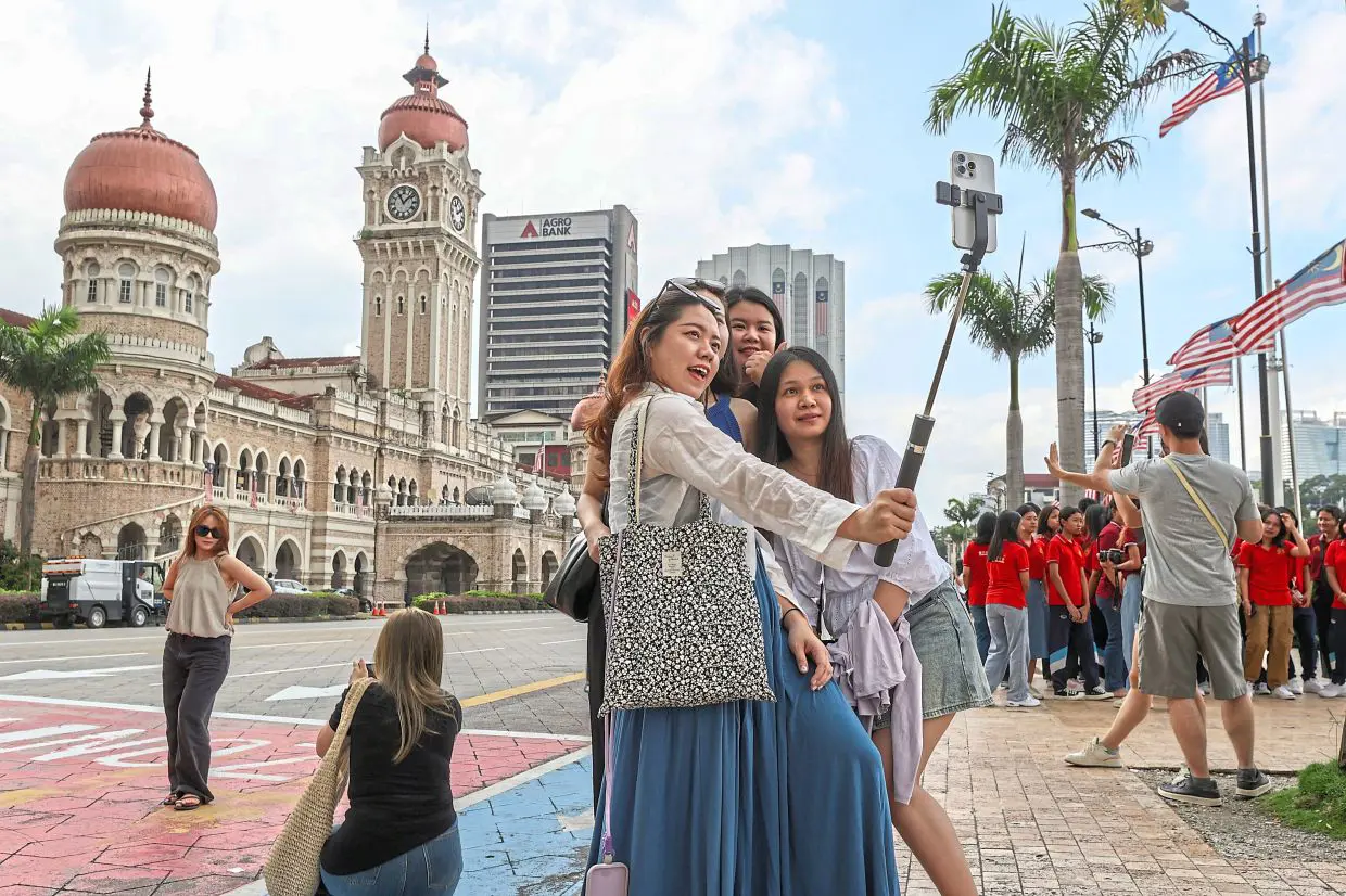 tourists-the-star.webp