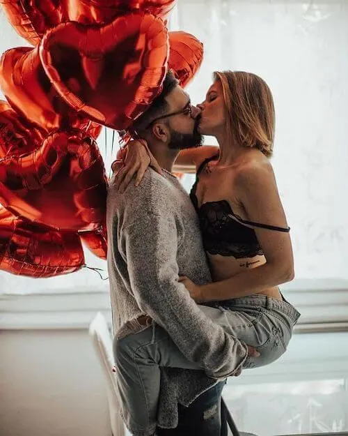 sexy-valentines-day-photoshoot-ideas-8-jpeg.webp