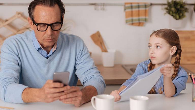 parents-smartphone-obsession-is-affecting-your-kids-behavior.jpg