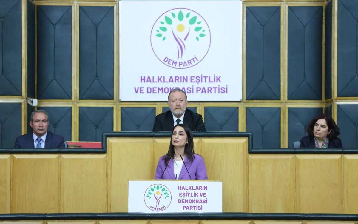 dem-parti-es-genel-baskanlari-meclis-teki-bilgilendirme-toplantisina-katilmadi.webp