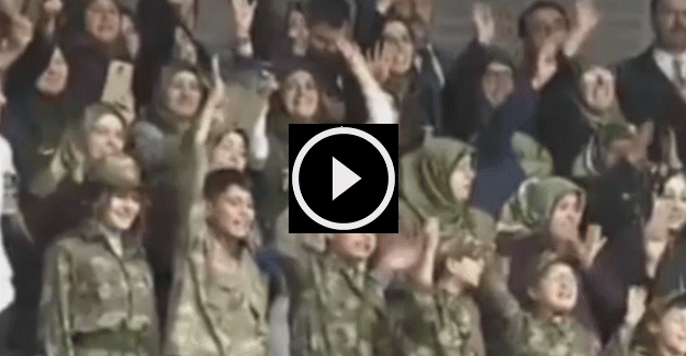 AKP grubunda yeşil başörtülü kadınlar, askeri üniformalı çocuklar dikkat çekti
