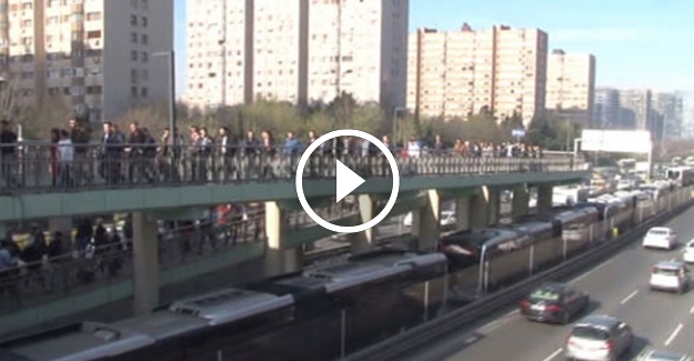 İstanbulda metrobüs kuyruğu