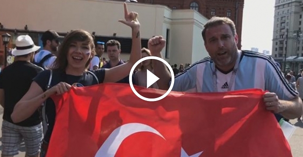 Rus şarkıcı, Türk bayrağı ve darbukayla Moskova sokaklarını gezdi