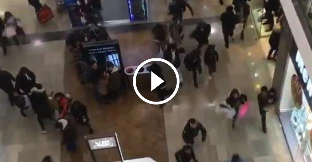 Londra'da AVM'de 'bıçaklı adam' paniği