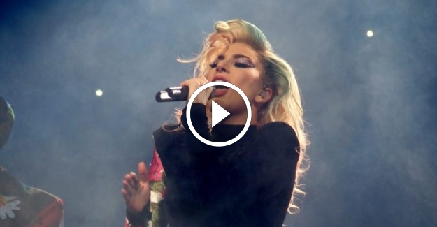 Lady Gaga dans ettiği hayranıyla birlikte sahneden düştü