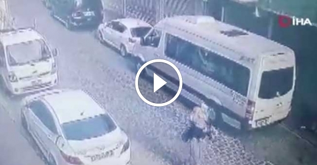İstanbul'da inanılmaz kurtuluş! Baba ve çocuğu uçan çatının altında kalmaktan saniyelerle kurtuldu