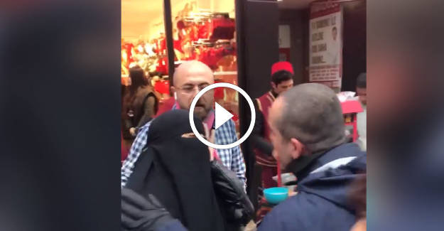 Siyah çarşaflı bir kadının noel babaya tepkisi yanıtsız kalmadı
