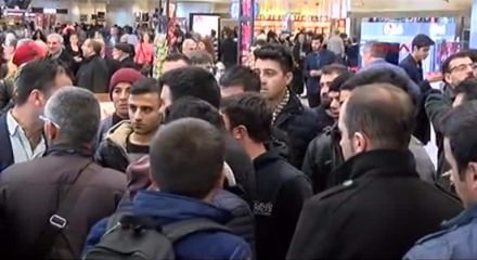 Havalimanında kuyruklar oluştu, arbede çıktı