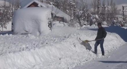Hakkari'de evler ve arabalar kardan kayboldu