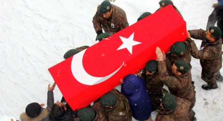 Şehidin cenazesini meslektaşları omuzladı