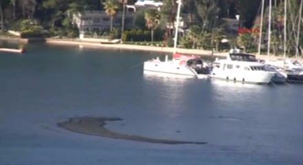 Marmaris' te deniz suyu yer yer 10 metre çekildi