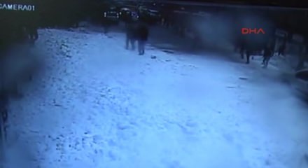 Çatıdan kar kütleleri düştü, felaket yaşandı