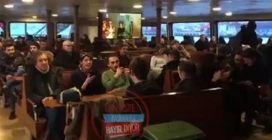 Vapurda 'Hayır' şarkısına gözaltıyı yolcular engelledi!