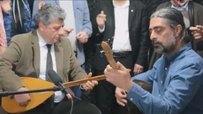 Mustafa Balbay'dan 'hayır' performansı; vurdu sazın teline