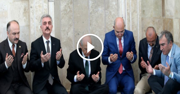 Bahçeli bağdaş kurdu dua etti