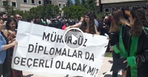 Öğrenciler 'Mühürsüz diplomalar da geçerli olacak mı?' pankartı açtı ortalık karıştı