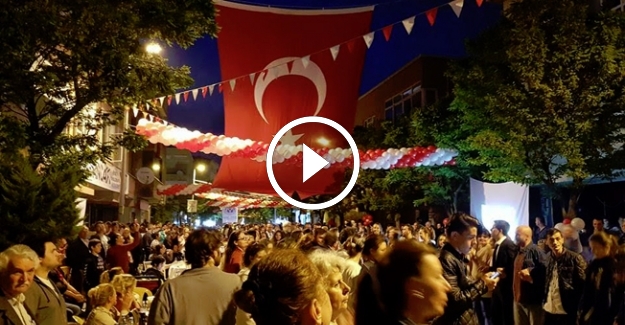 4 bin Boşnak iftarda İzmir Marşı'nı okudu