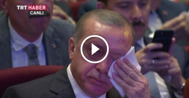 Erdoğan gözyaşlarını tutamadı, peçete imdadına yetişti