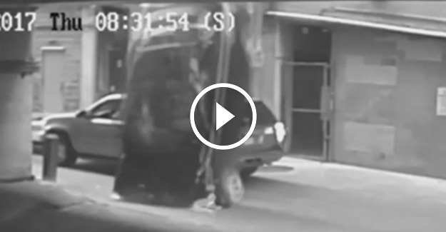 Arabasıyla otoparkın 7. katından düştü