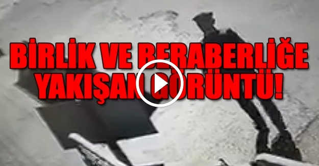 Diyarbakır'da yoldan geçen vatandaş, bayrağı görünce öpüp, alnına koydu!