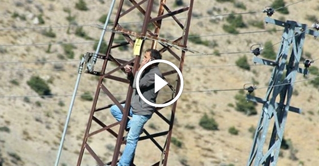 Telefonla konuşmak için elektrik direğine çıkıyorlar